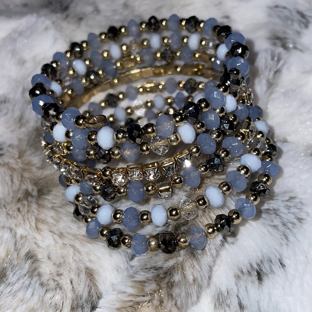 Blue beaded coil‎ bracelet